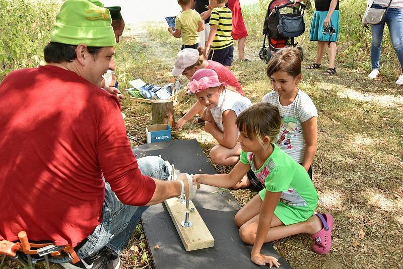 Pohádkový les v Libčicích nabídl dětem zábavu v sobotu 18. srpna. Pro děti bylo připraveno 12 soutěžních stanovišť a na každém na ně čekaly pohádkové postavy a plnění úkolů.