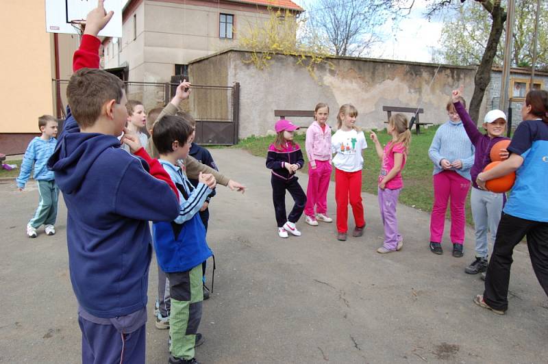 Školáci v Pičíně při hodině tělocviku.