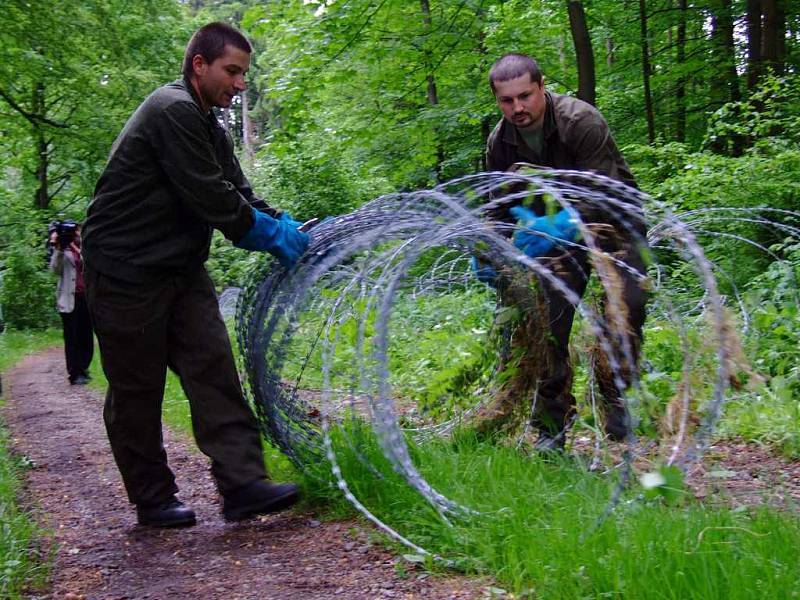 Ženisté začali rozebírat žiletkový plot na kótě 718 v Brdech, v místě, které bylo vybráno pro případné umístění americké radarové základny. Vojáky navštívili aktivisté z řad Greenpeace. 