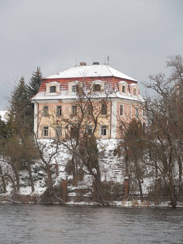 Bartošova vila stojí na návrší v Dobříši, nedaleko kostela Povýšení Sv. Kříže.