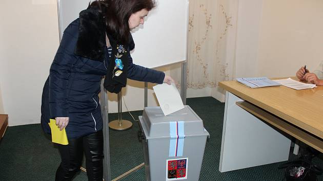 Druhé kolo prezidentských voleb v Novém Kníne probíhá poklidně. K 11 hodině mají obě volební místnosti zaznamenanou volební účast přes 60 procent voličů.