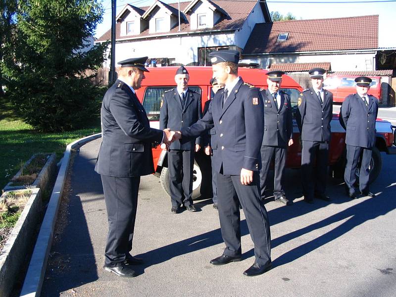 Dobrovolní hasiči z Nechvalic dostali nové zásahové vozidlo