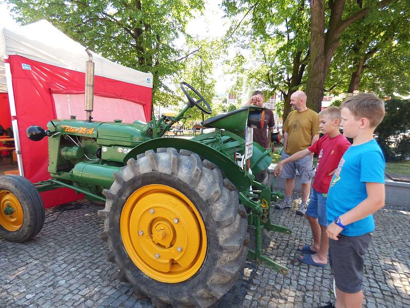 VETERÁN klub Sedlčany potěšil příznivce motorismu hned třikrát – jednodenní výstavou na náměstí, výstavou v muzeu Pokrok nezastavíš, která potrvá do 1. října a trvalou expozicí Sedlčanské kotliny.