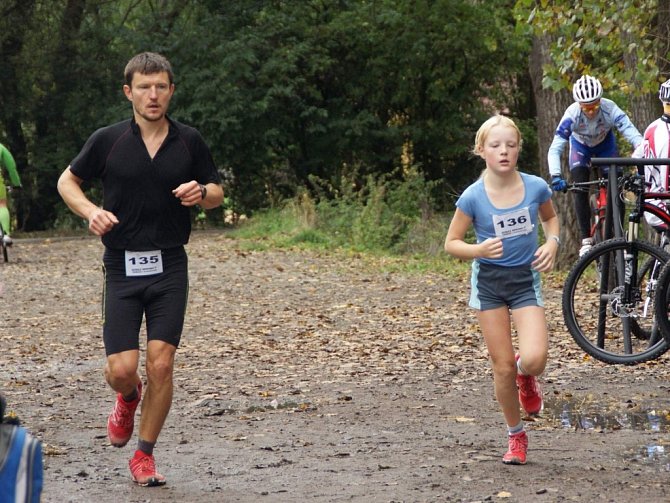 Daniela Karasová s tatínkem Tomášem na trati dobříšského půlmaratonu.