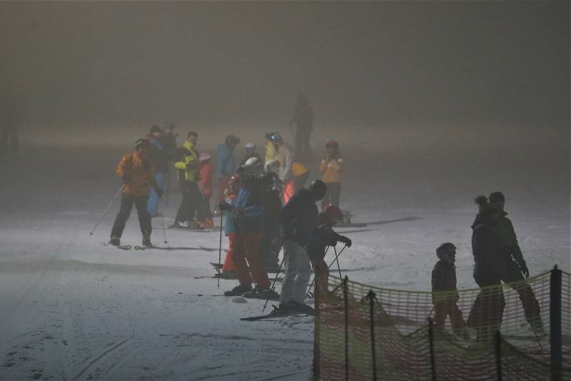 Z večerního lyžování ve skiareálu Monínec.