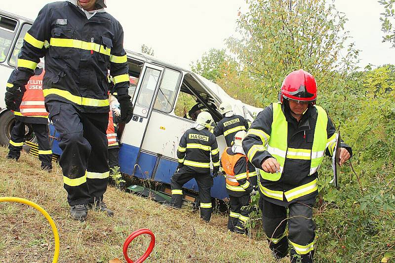 V Dlouhé Lhotě se konalo taktické cvičení záchranářů při vážné nehodě autobusu. Mělo za úkol prověřit připravenost všech složek integrovaného záchranného systému. 