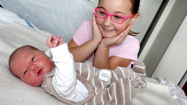 V SOBOTU 22. října se narodil Michal Hochman o váze 3,48 kg. Z chlapečka se radují maminka Hana a tatínek Michal z Příbrami a také dvě sestřičky – třináctiletá Terezka a devítiletá Adélka.