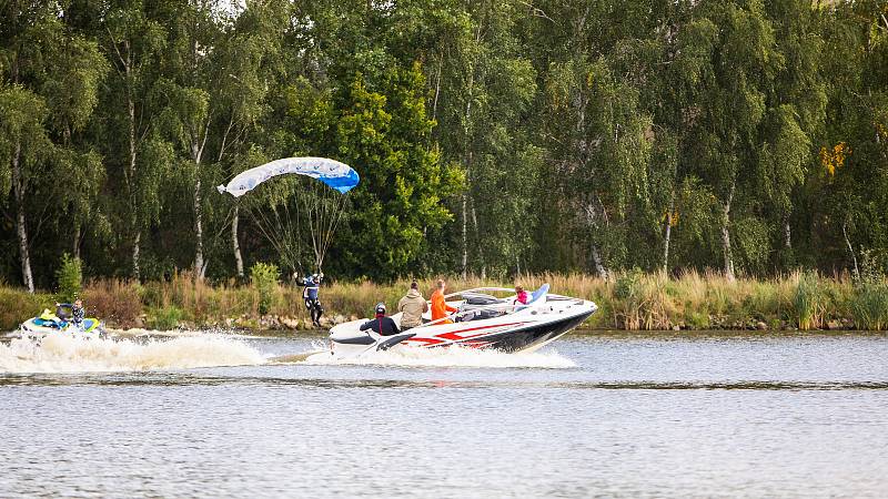 Skupina parašutistů z letiště Dlouhá Lhota skákala do vody a na vodní skútr.