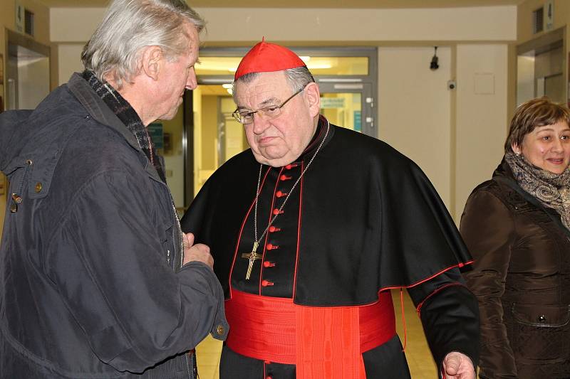 Kardinál Duka navštívil příbramskou nemocnici, odsloužil mši a požehnal lůžkové jednotce pro paliativní péči