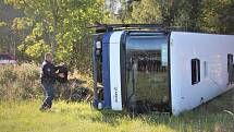 Při netradičním cvičení utekli z havarovaného vězeňského autobusu dva vězni.