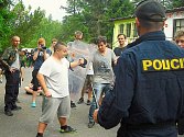 Příbramská policie na návštěvě letních táborů v Hrachově.
