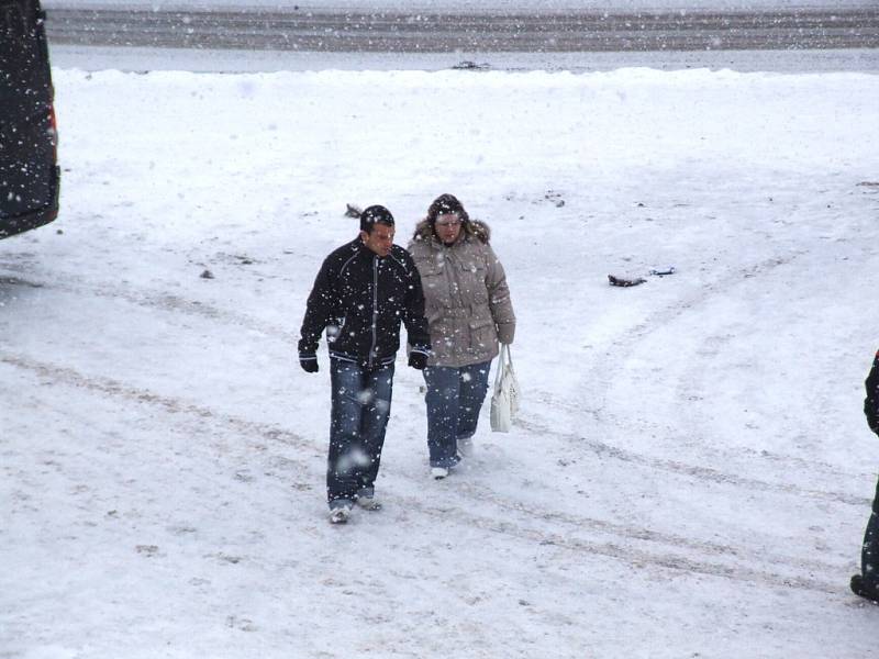 Na Příbramsku připadlo tento týden místy až 30 centimetrů nového sněhu a začíná klesat teplota. 