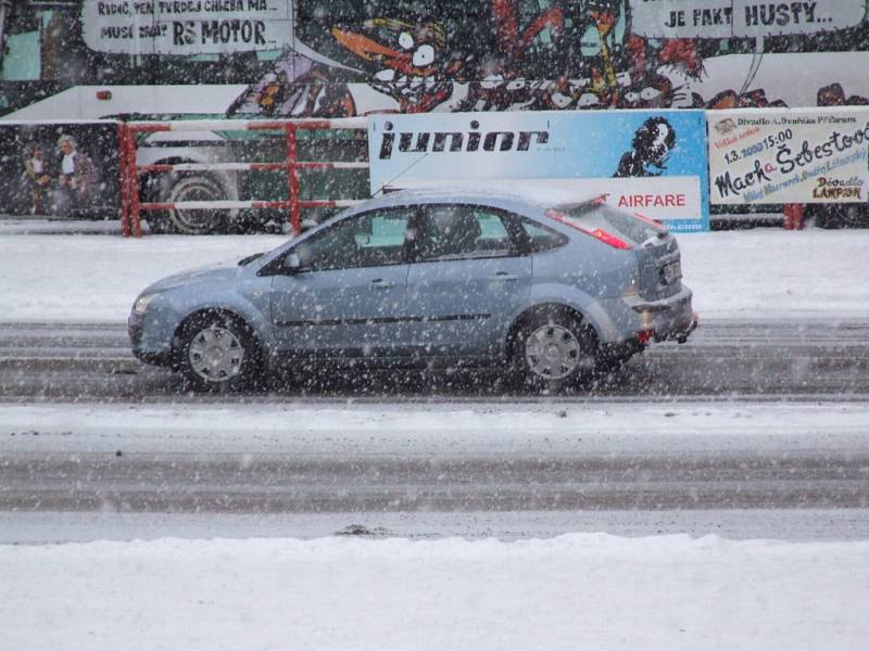 Na Příbramsku připadlo tento týden místy až 30 centimetrů nového sněhu a začíná klesat teplota. 