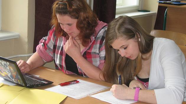 STUDENTKY Kristýna Čedíková a Eliška Vaňková obsadily v soutěži druhé místo. 