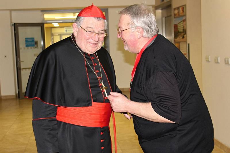 Kardinál Duka navštívil příbramskou nemocnici, odsloužil mši a požehnal lůžkové jednotce pro paliativní péči