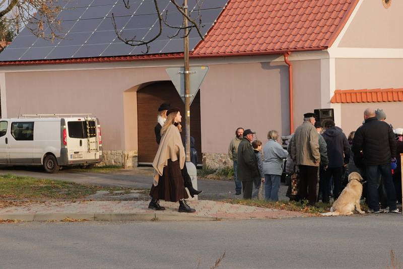 Z odhalení pamětní desky největšímu českému géniovi a vynálezci Járovi Cimrmanovi na domě čp. 12 v Dělnické ulici ve Staré Huti.