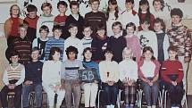 Žáci třídy 5.B z 1. Základní školy v Dobříši ve školním roce 1986/1987.