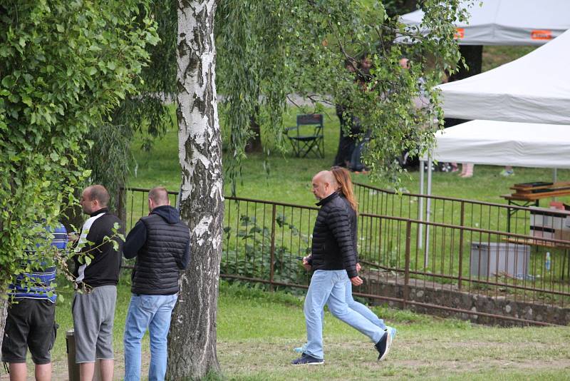 Sobotní ochlazení a občasný déšť se podepsalo na konání včerejšího Family Festu, ale i tak na koupaliště Nový rybník dorazilo několik tisíc návštěvníků.