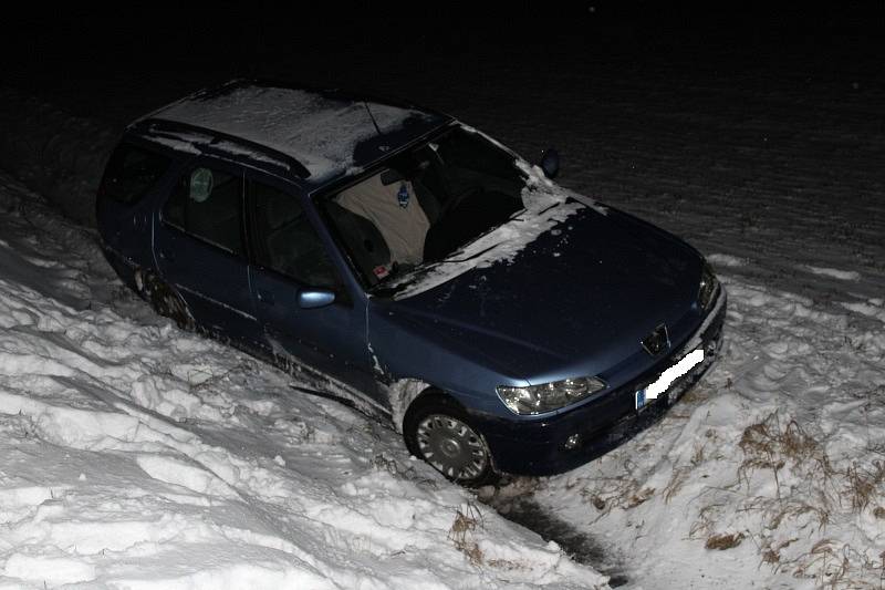 Mezi Příbramí a nájezdem na dálnici D4 ve směru na Příbram skončilo v noci na neděli 18. března auto v hlubokém příkopu mimo vozovku.