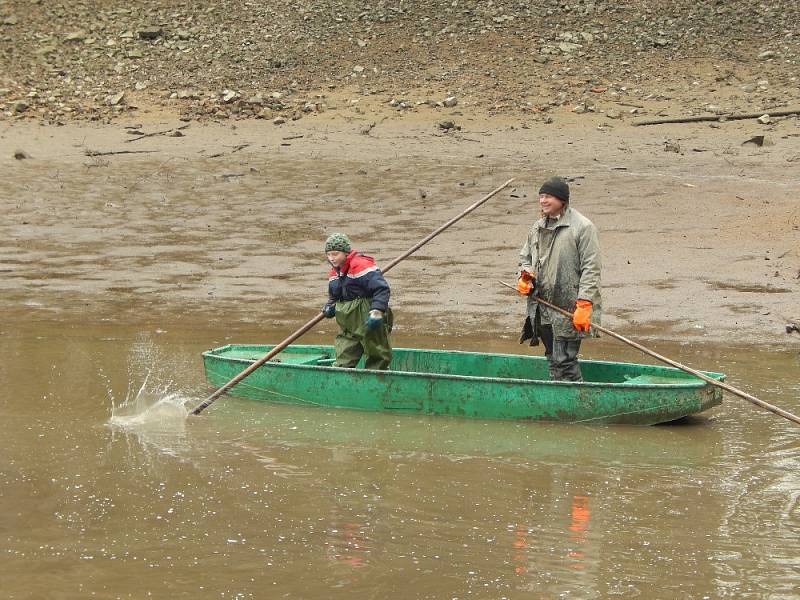 Rožmitálští rybáři v dubnu lovili i zarybňovali rybníky.