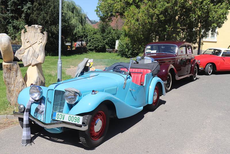 Po tříleté pauze se do Petrovic vrátili účastníci závodu motoveteránů Chotovinské zatáčky.