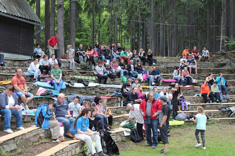 Letní festival v příjemném prostředí, přímo na pláži, byl v tropickém počasí volbou několika tisíců návštěvníků.