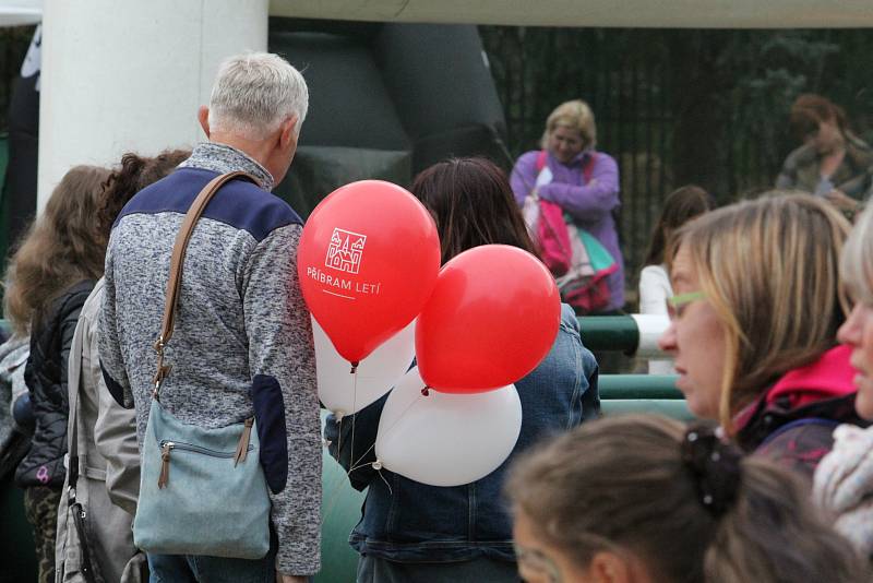 Sobotní ochlazení a občasný déšť se podepsalo na konání včerejšího Family Festu, ale i tak na koupaliště Nový rybník dorazilo několik tisíc návštěvníků.