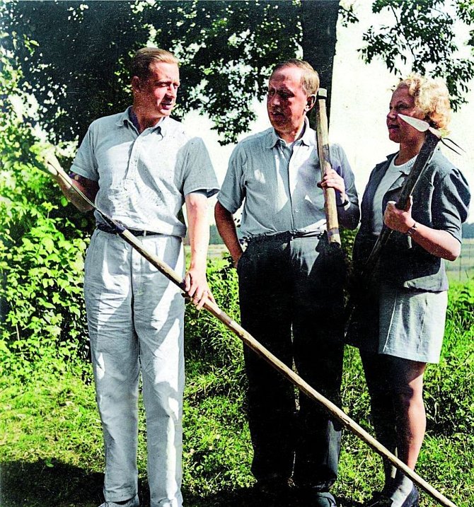 Karel Čapek na Strži – na kolorovaném snímku s Ferdinandem Peroutkou a Olgou Scheinpflugovou. Ilustrační foto.