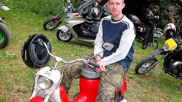 Jaroslav Budka z Bělčic, který musel každého motorkářského začátečníka zaujmout svým nostalgickým červeným Jawou 50 Pionýrem.
