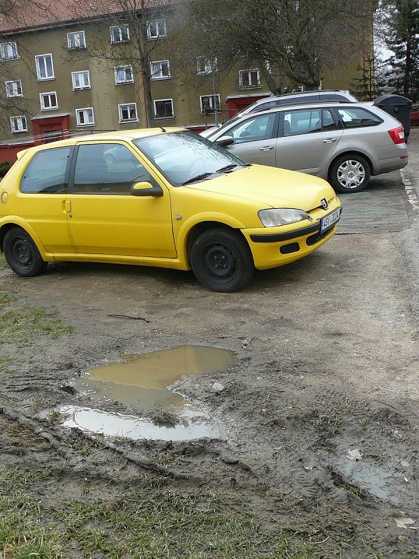 Parkovací plácek v Kremnické ulici ve vnitrobloku domů.