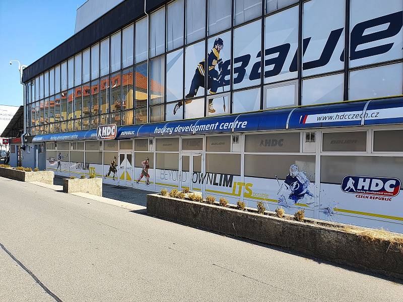 Na stadionu sídlí i unikátní Hockey Development Center. Je to největší tréninkové hokejové centrum v Česku.