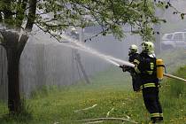 Na místě zasahovali profesionální i dobrovolní hasiči ze širokého okolí.
