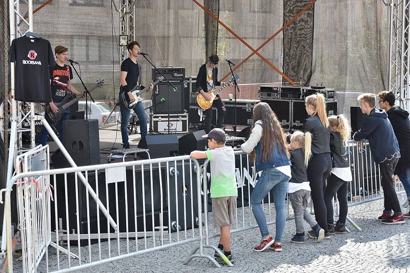 Poslední akce Kulturního léta v Příbrami nabídla rockovou muziku i vystoupení taneční skupiny Zářící ženy.