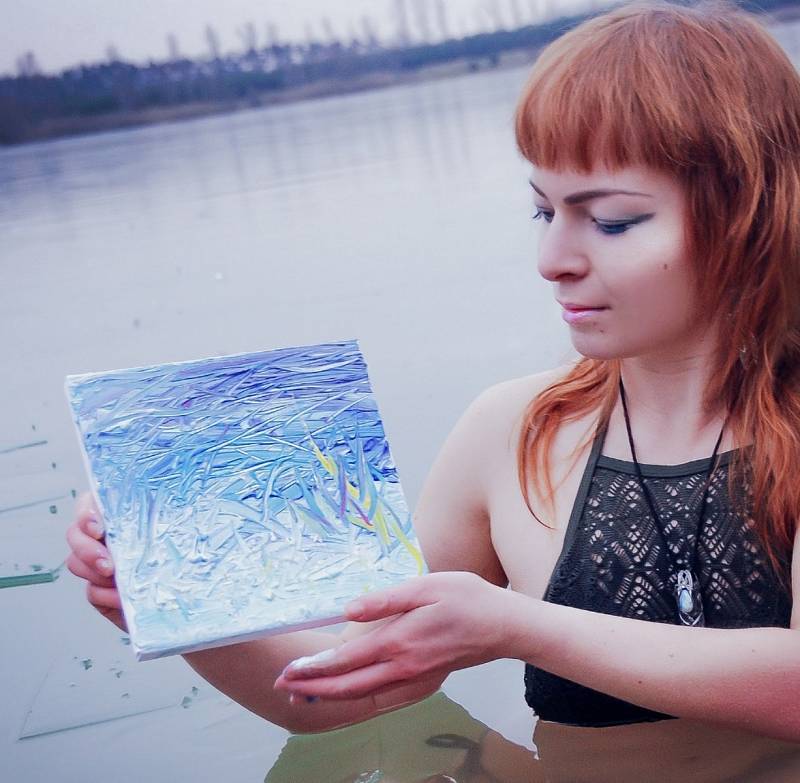 Luisa Püschelová tráví v ledové vodě každý den a i maluje v ní.