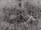 Fotografie z jelení říje v Brdech v září roku 1956 a na ní tehdy osmadvacetiletý brdský lesník Vojenských lesů a statků Josef Vágner.