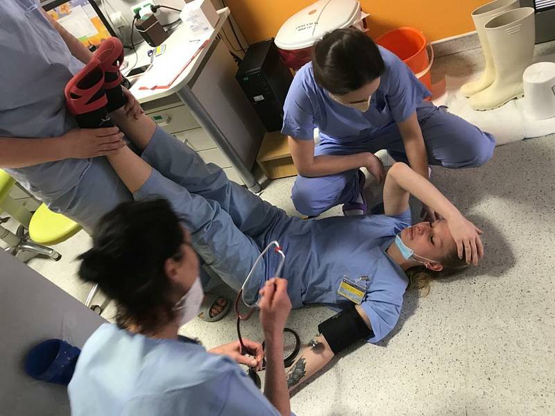 Zdravotníci z oddělení ARO příbramské nemocnice padají vyčerpáním.
