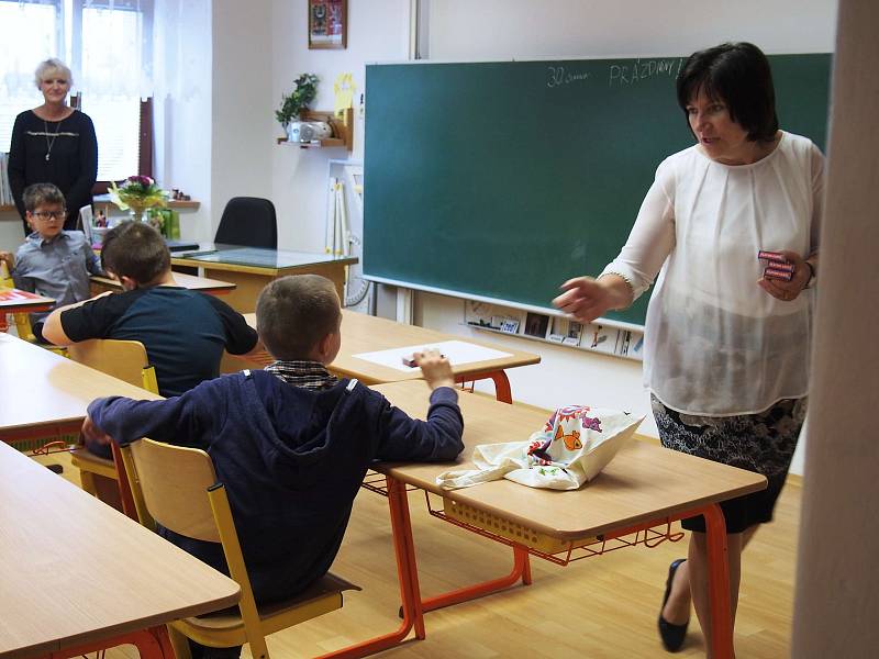 Se školou se loučily i děti ze základní školy ve Věšíně.