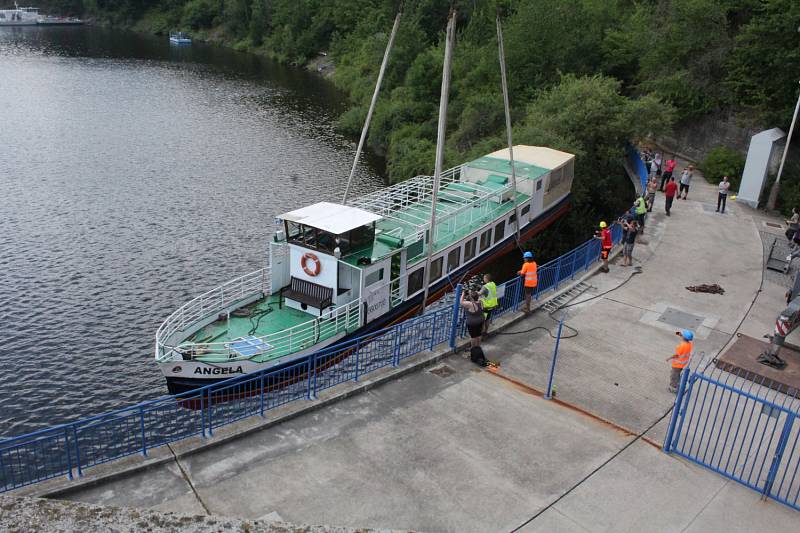 Orlickou flotilu rozšířil parník přivezený z Německa.