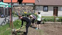 Hřiště Na Cvičně začali obnovovat lidé z Březových Hor vlastními silami.