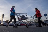 Zákazníci s nákupním vozíkem  - ilustrační foto.