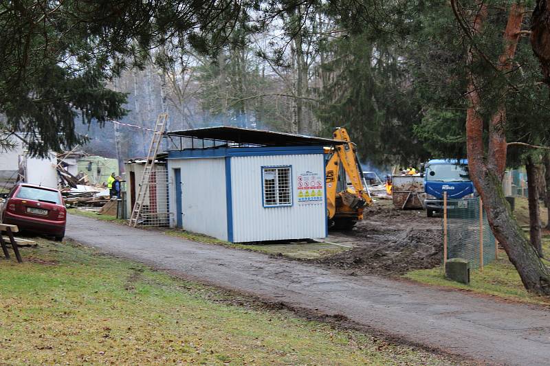 Toalety, plavčíkárna i budovy zázemí na Nováky šly k zemi.