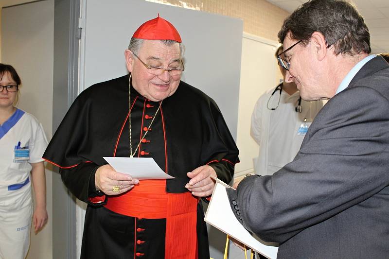 Kardinál Duka navštívil příbramskou nemocnici, odsloužil mši a požehnal lůžkové jednotce pro paliativní péči