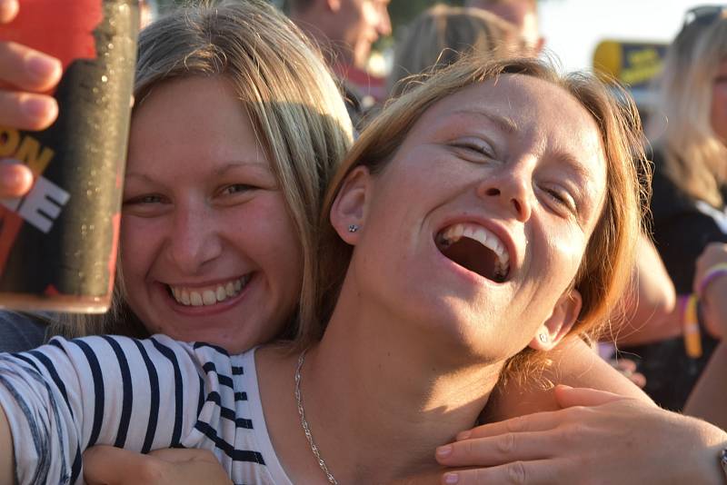 Letní festival v příjemném prostředí, přímo na pláži, byl v tropickém počasí volbou několika tisíců návštěvníků. Foto: Ondřej Navrátil