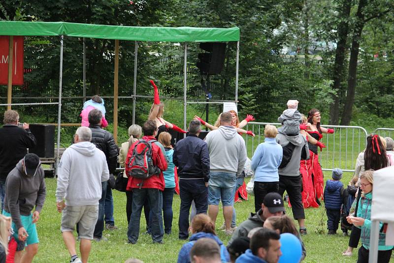 Sobotní ochlazení a občasný déšť se podepsalo na konání včerejšího Family Festu, ale i tak na koupaliště Nový rybník dorazilo několik tisíc návštěvníků.