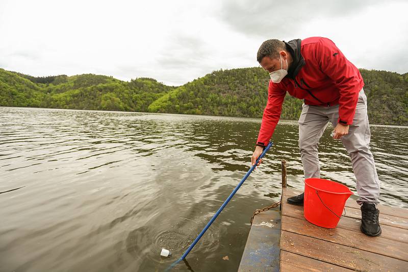 Hygienici na Slapské přehradě u Staré Živohošti v pondělí 17. května.