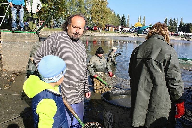 Sobotní výlov Sadoňského rybníku v Romžitále.