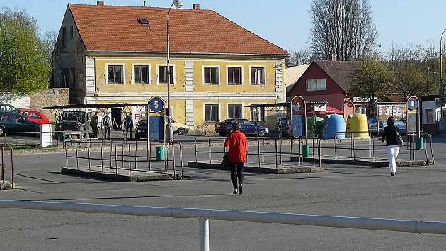 PŘED nepřízní počasí nejsou v současné době cestující na zastávkách chráněni. 