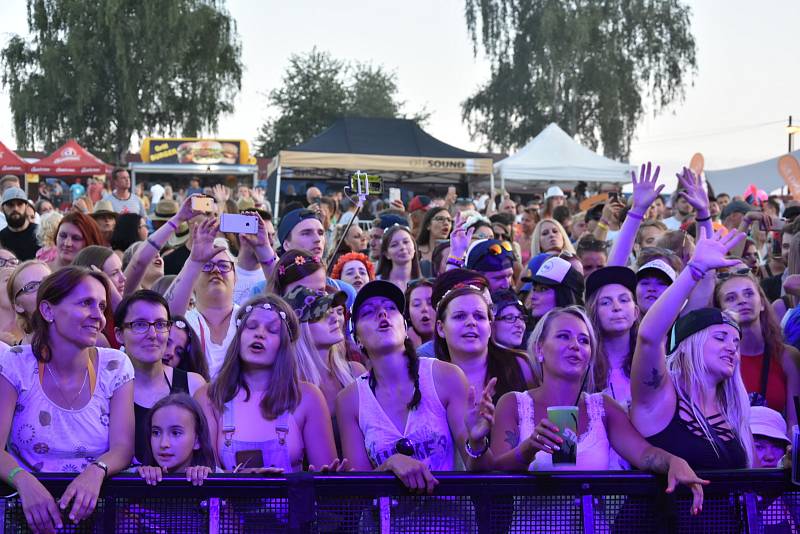 Letní festival v příjemném prostředí, přímo na pláži, byl v tropickém počasí volbou několika tisíců návštěvníků. Foto: Ondřej Navrátil