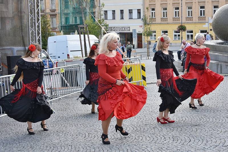 Poslední akce Kulturního léta v Příbrami nabídla rockovou muziku i vystoupení taneční skupiny Zářící ženy.