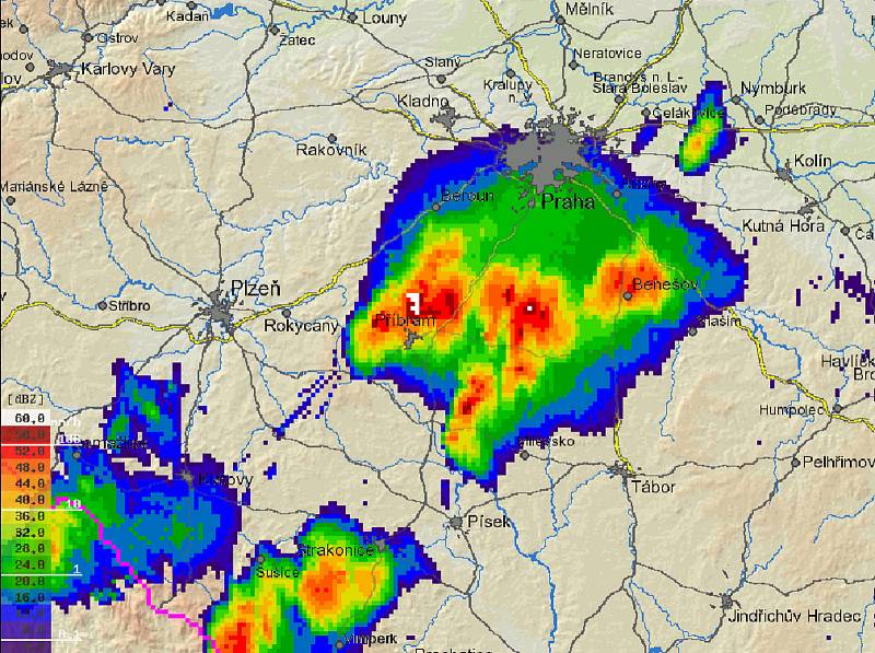 Snímek z meteoradaru ukazuje bouřku nad Dobříšskem.